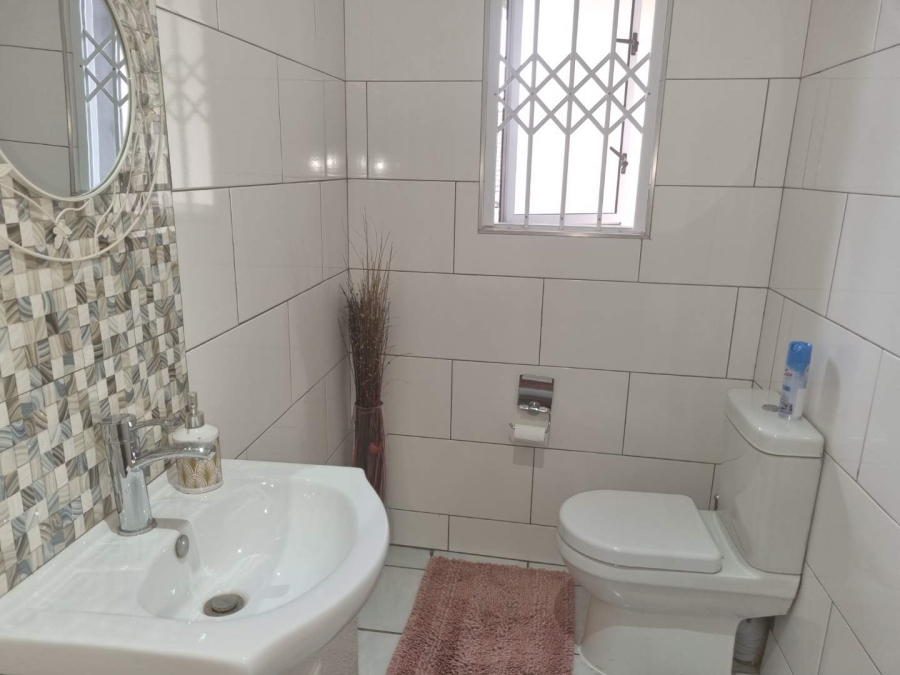 5 Bedroom Property for Sale in Nahoon Valley Park Eastern Cape